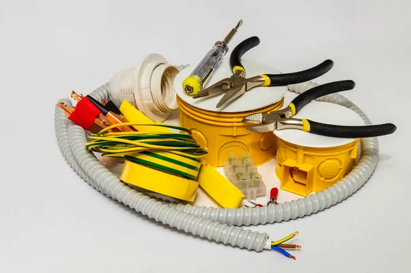 Gelbe Kit Ersatzteile Und Werkzeuge Für Elektrische Vorbereitung Vor Der — Stockfoto