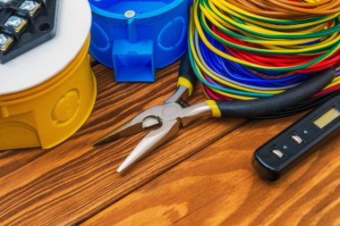 Elektrik bağlantı kutuları kablolar ve genellikle elektrik kurulum sürecinde kullanılan araçlar