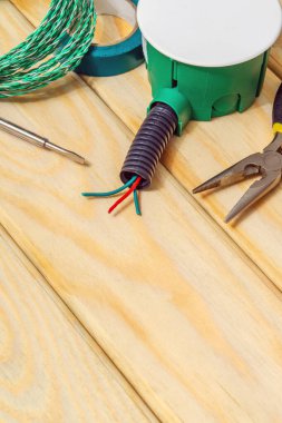 Tahta tahtaların onarımından önce elektrik için yedek parça ve araçlar