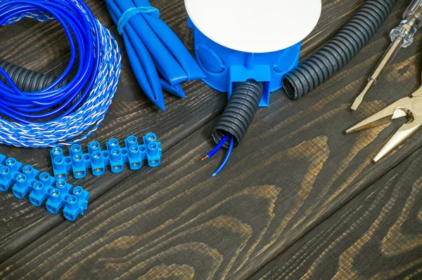 Siyah ahşap tahtaların onarımından önce elektrik için yedek parça ve araç