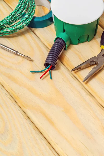 Tahta tahtaların onarımından önce elektrik için yedek parça ve araçlar