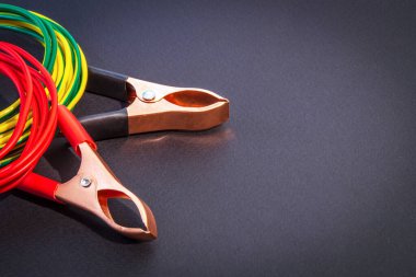 Çok renkli kablolar ve timsah klipleri siyah arka plandaki usta elektrikçi için hazırlandı