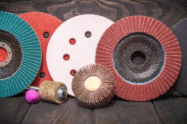 Ahşap tahtalar üzerinde aşındırıcı aletler ve çok renkli zımpara kağıdı seti. Sihirbaz, nesneleri öğütmek için kullanılır.