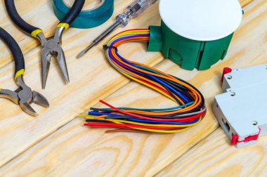 Elektrik bağlantı kutusu. Kablolar ve ahşap tahtalar üzerinde araç genellikle elektrik kurulum sürecinde kullanılır.