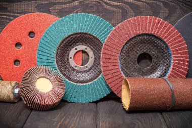 Büyük aşındırıcı aletler seti ve çok renkli zımpara kağıdı ahşap vintage siyah arkaplan üzerinde, sihirbaz öğeleri öğütmek için kullanılır