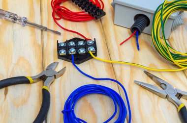 Tamir ya da ahşap tahtalara yerleştirmeden önce elektrik için yedek parça ve araçlar