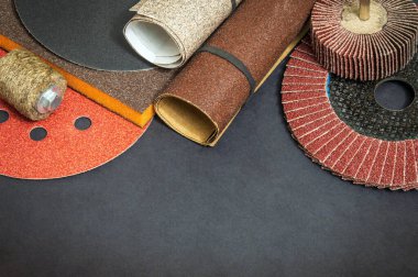 Büyük aşındırıcı araçlar seti ve siyah arkaplan üzerinde çok renkli zımpara kağıdı, sihirbaz ögeleri öğütmek için kullanılır
