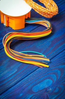 Elektrik bağlantı kutusu turuncu kablolar mavi ahşap tahtalar genellikle elektrik yükleme işleminde kullanılır