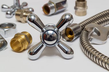 Gri arka planda her türlü tesisat ve araç gereçler, yazılar ve reklamlar için yer var.