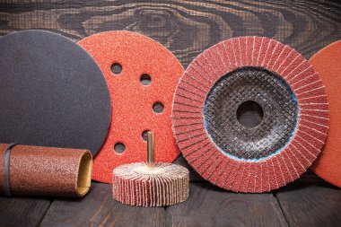 Büyük, aşındırıcı aletler ve zımpara kağıdıyla siyah tahta tahtalar üzerinde, sihirbaz nesneleri öğütmek için kullanılır.