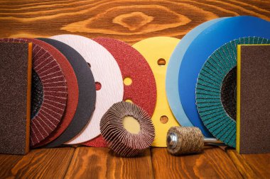 Eski ahşap tahtalar üzerinde aşındırıcı aletler ve zımpara kağıdı seti. Sihirbaz, ögeleri öğütmek için kullanılır.