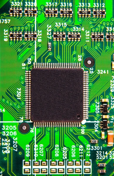 Electronic board with digital chip or microcircuit vertical orientation