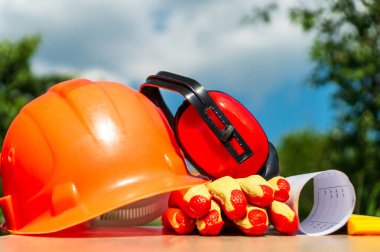 İnşaat alanında çalıştıktan sonra inşaatçıyı koruma araçları katlanır.