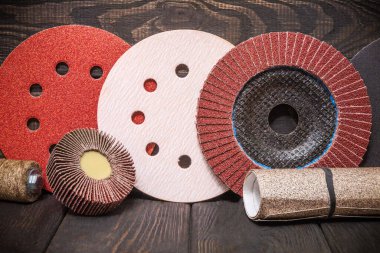 Tahta tahtalar üzerinde aşındırıcı aletler ve çok renkli zımpara kağıdı seti. Sihirbaz, nesneleri öğütmek için kullanılır.