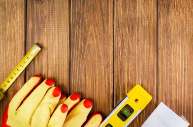 Ev işleri için, reklam alanı için koyu ahşap arka planda bir el aleti. Çilingir ya da tesisatçı için ayarlandı.