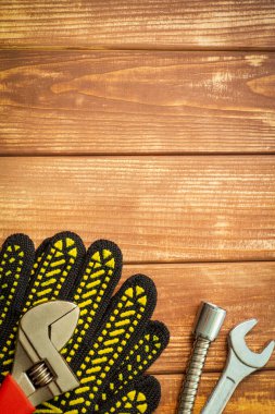 Eski ahşap tahtalardaki tesisatçılar için profesyonel alet çantası ve hortum.