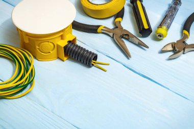 Tamir öncesi hazırlanmış elektrik panoları için yedek parça ve araçlar