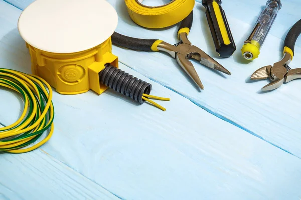 Tamir öncesi hazırlanmış elektrik panoları için yedek parça ve araçlar