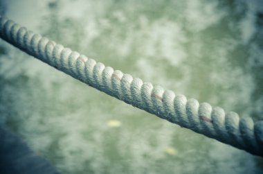 Nehrin üzerinden ip köprüsü