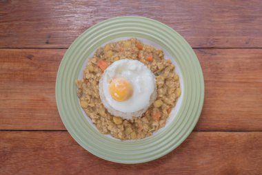 Baharatlı köri ve kızarmış yumurta ile pirinç