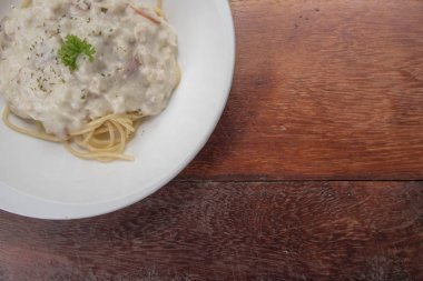 Spagetti Carbonara beyaz çanak üzerinde