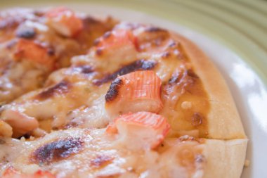 Yengeç sopa ile ev yapımı pizza