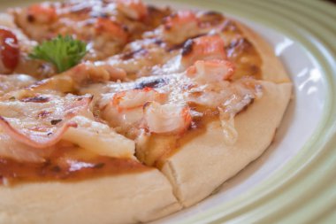 Yengeç sopa ile ev yapımı pizza