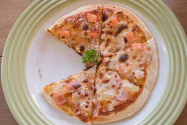 Yengeç sopa ile ev yapımı pizza