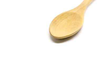 Beyaz arkaplanda tahta kaşık