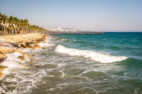 Pobřeží Středozemního moře v Limassol, Kypr — Stock fotografie