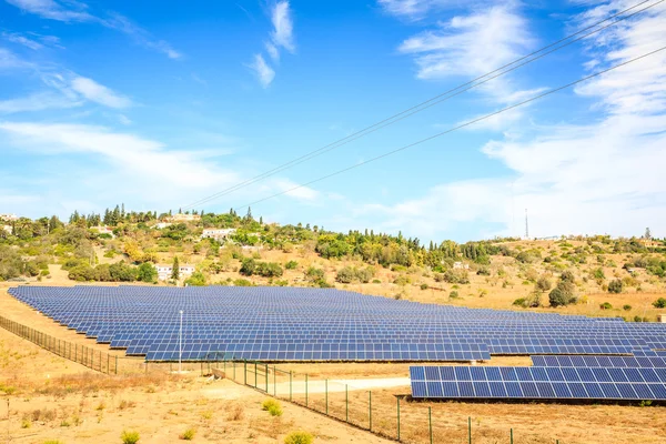Paneles solares junto a un pequeño pueblo en Portugal —  Fotos de Stock