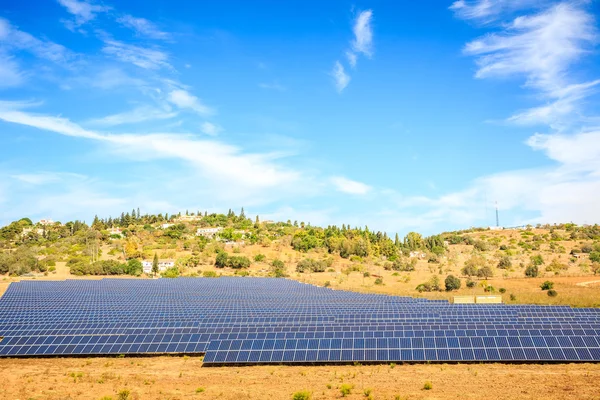 Painéis solares ao lado de uma pequena aldeia em Portugal — Fotografia de Stock