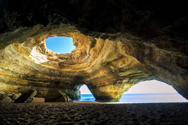 美丽的天然洞穴中 Benagil，葡萄牙 — 图库照片