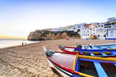 Güzel bir plaj Carvoeiro, Algarve, Portekiz