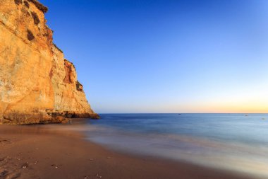 Güzel bir plaj Carvoeiro, Algarve, Portekiz