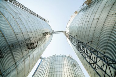 Büyük, gümüş, tarım silolar parlayan.