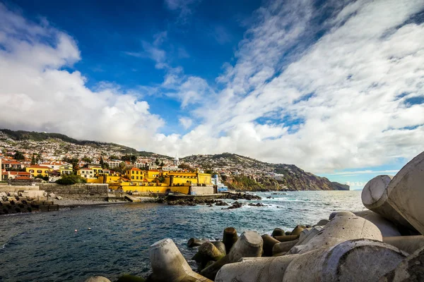 Vecchio castello di Funchal e frangiflutti, Madeira, Portogallo — Foto Stock