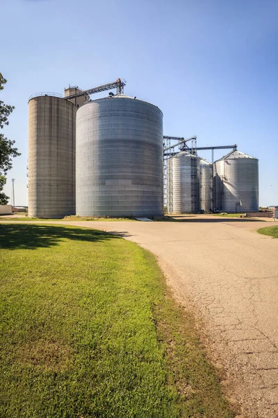 Enormt, silver, glänsande jordbruks silos. — Stockfoto