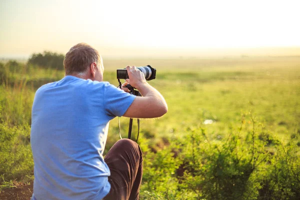 Professionell fotograf att ta foto på savannen — Stockfoto