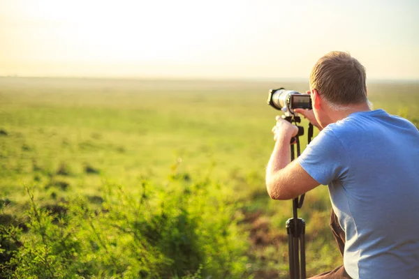 Professionele fotograaf nemen foto op savannah — Stockfoto