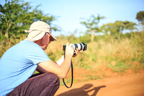 Professionele fotograaf nemen foto op savannah — Stockfoto