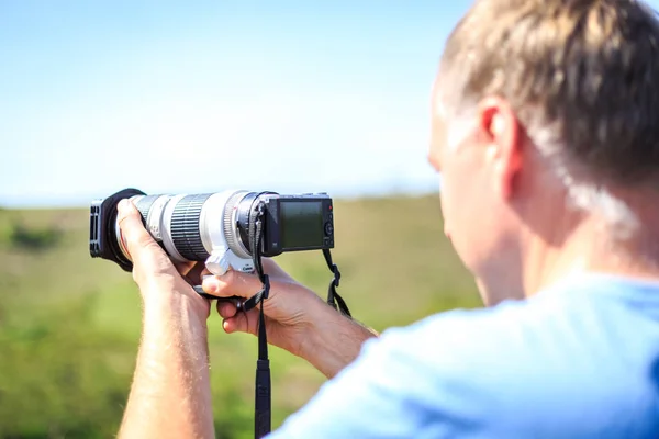 Professionele fotograaf nemen foto op savannah — Stockfoto