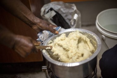 Afrikalı kadın hazırlanıyor ortak ugali