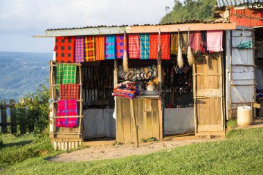 Hediyelik eşya dükkanı Masai sanatla, Kenya, Doğu Afrika
