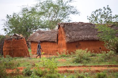 Genç kız geleneksel Afrika köyünde, Kenya yürüyüş