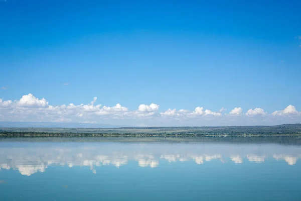 Голубое небо отражается в водах озера Эльментейта, Кения — стоковое фото