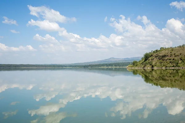 蓝天倒映在水中 Elmenteita 湖，肯尼亚 — 图库照片