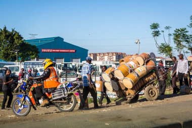 Taksi motosiklet ve varil Kenya temiz su için