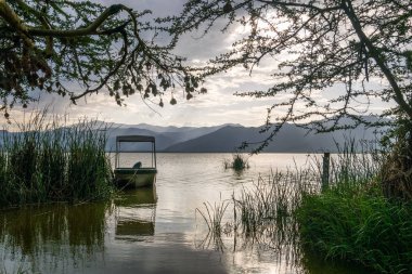 Tekne ve göl Jipe gün batımında, Kenya