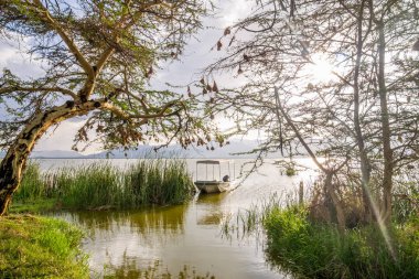 Tekne ve göl Jipe gün batımında, Kenya